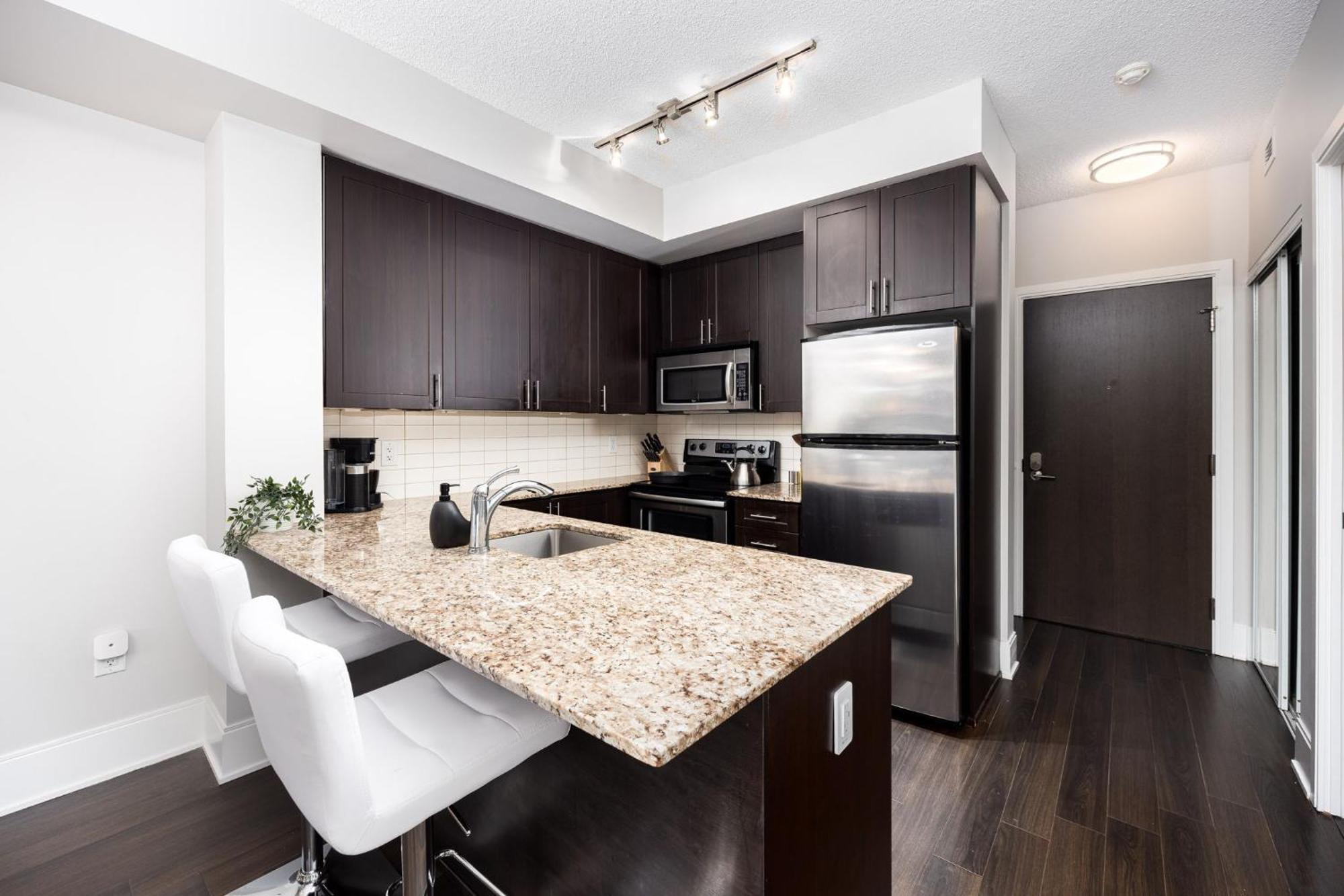 Dwtn Condo Near Cn Tower! W/ Free Parking Toronto Bagian luar foto