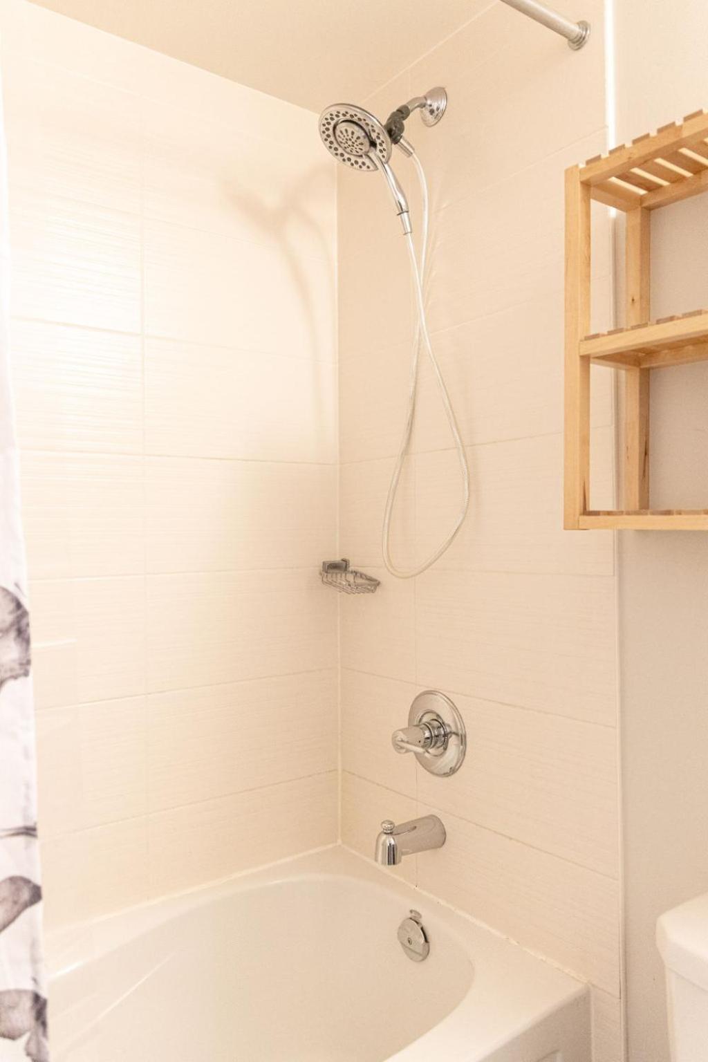 Dwtn Condo Near Cn Tower! W/ Free Parking Toronto Bagian luar foto