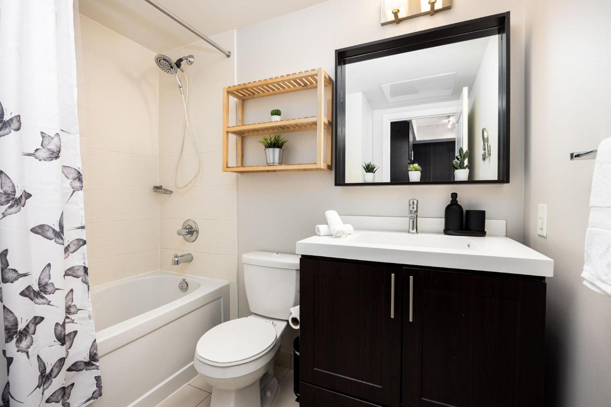 Dwtn Condo Near Cn Tower! W/ Free Parking Toronto Bagian luar foto